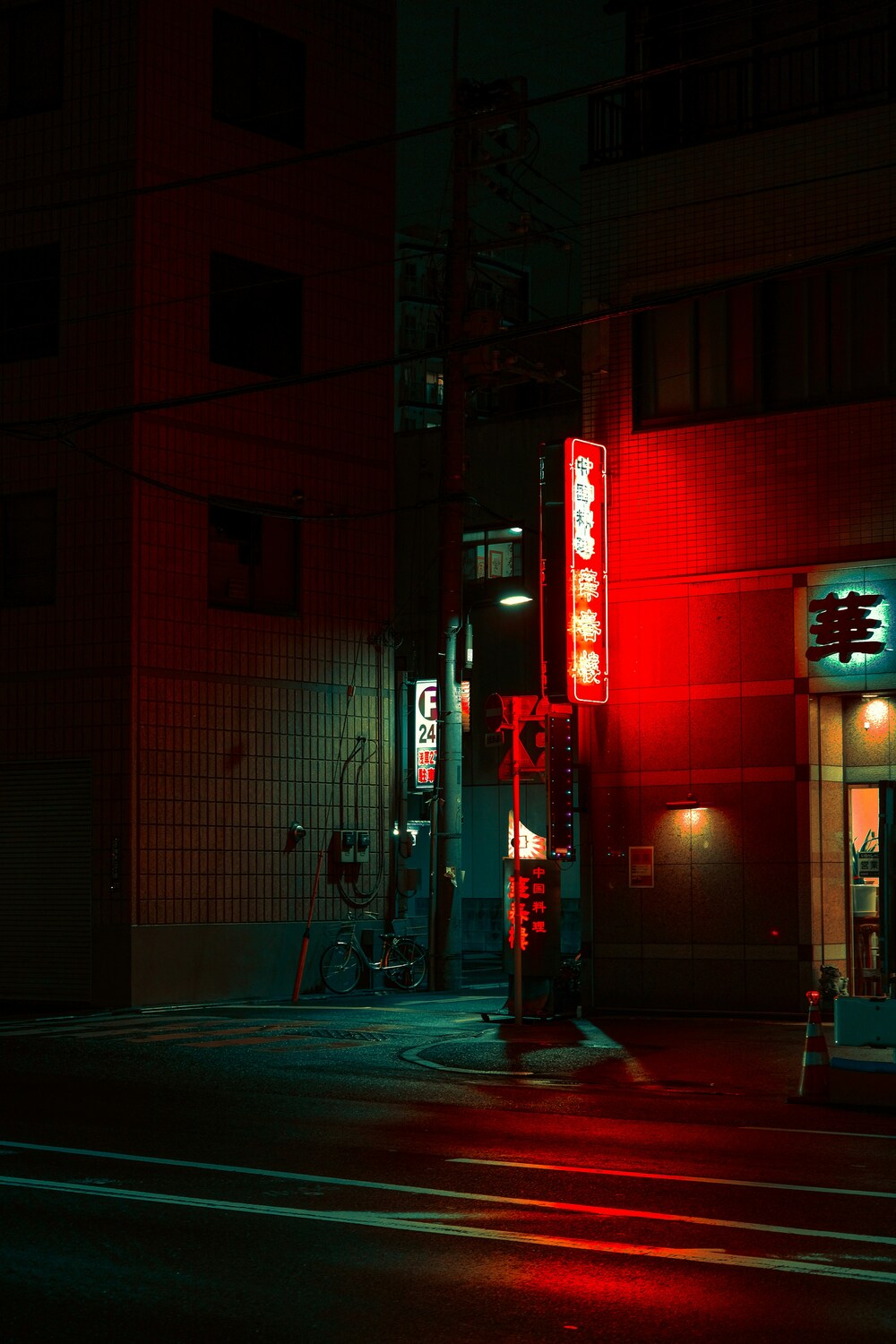 夜の裏路地に赤いネオンが灯る