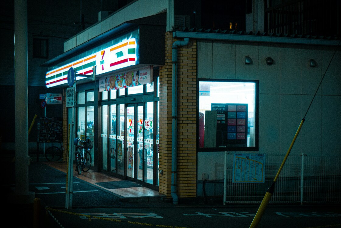 夜のコンビニエンスストアと静かな通り