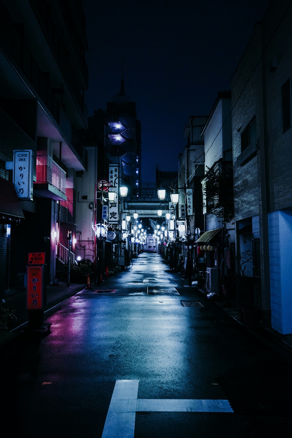 雨上がりの静かな夜の通り