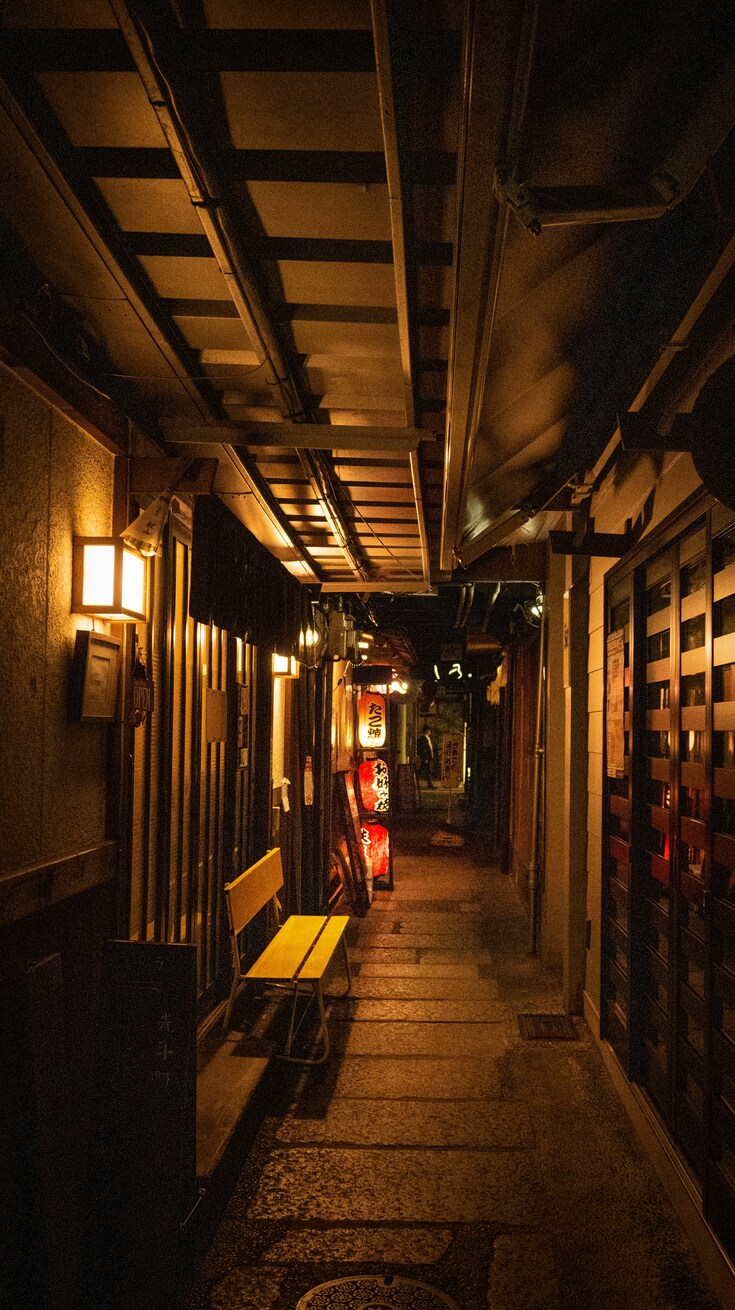 暖かい灯りに照らされた狭い路地