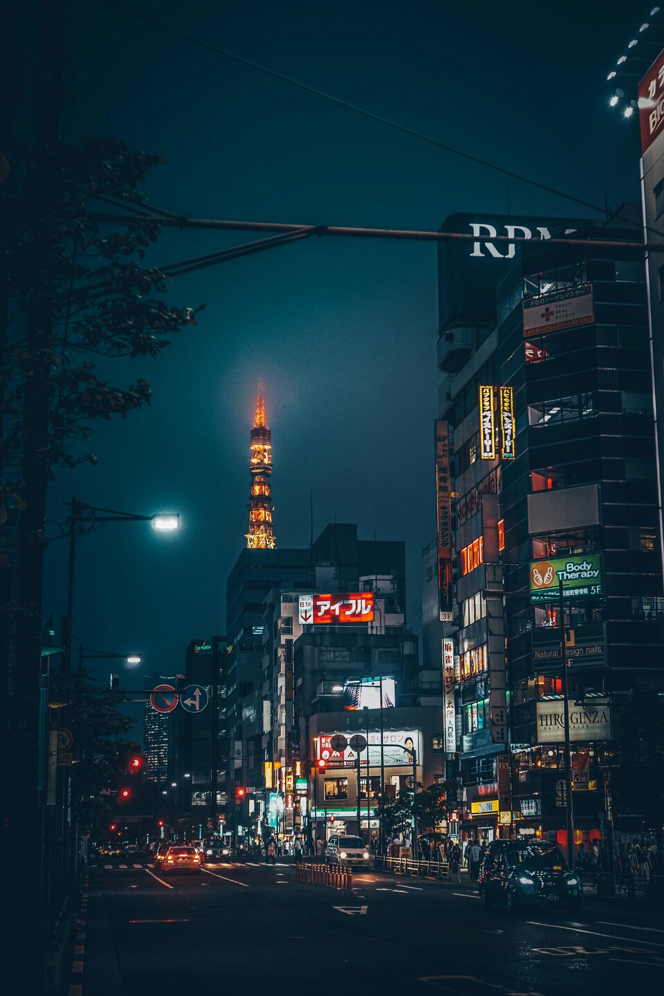 東京タワーが見える夜の静かな通り