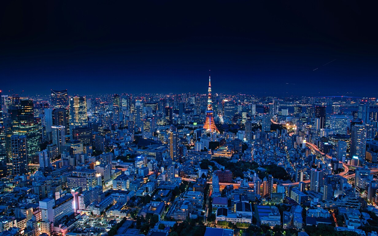 夜の東京タワーと都市のパノラマ