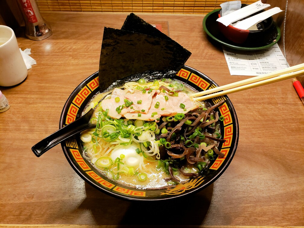 海苔とチャーシューが盛られたラーメン