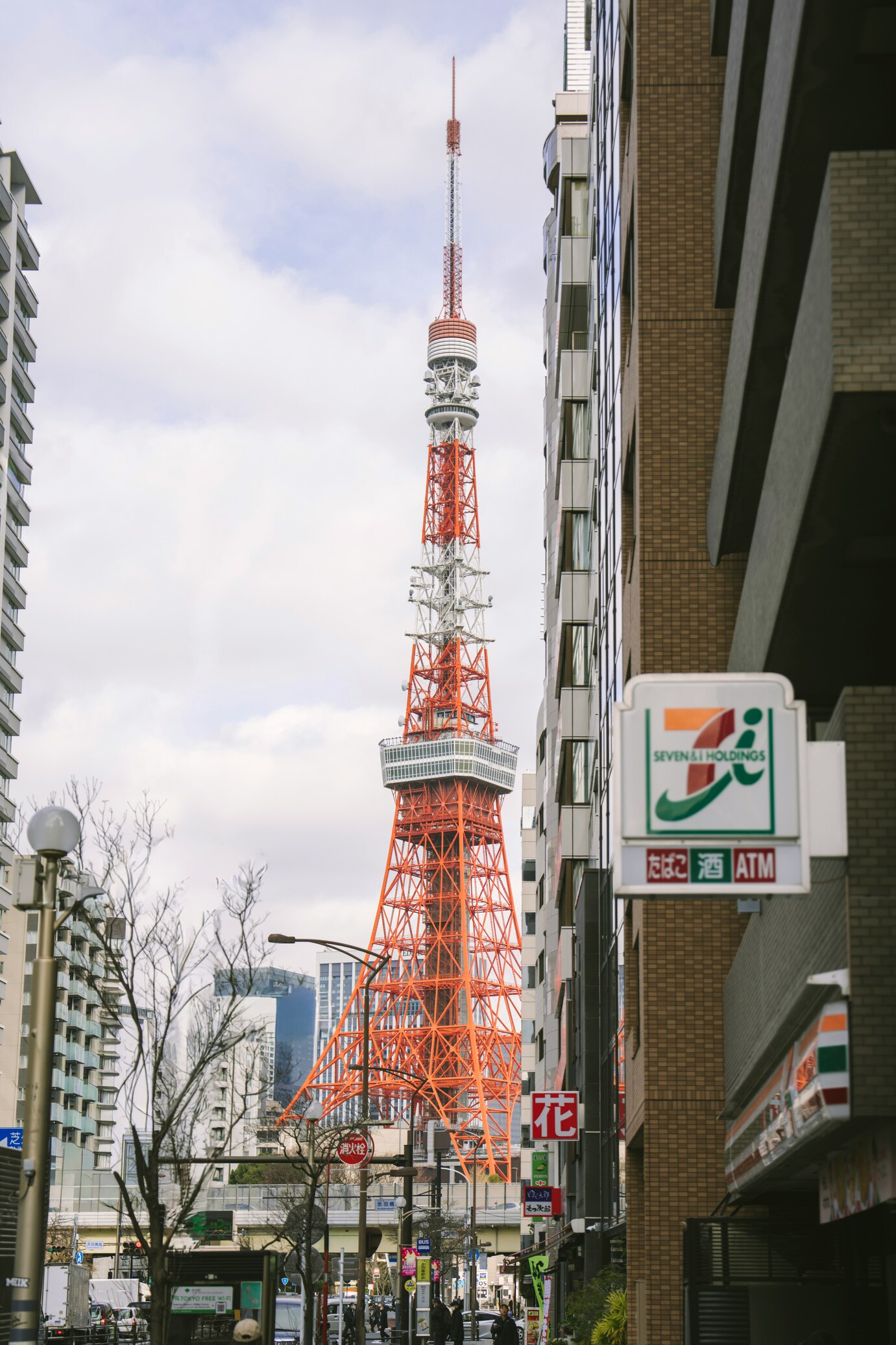 東京タワーとコンビニが見える通り