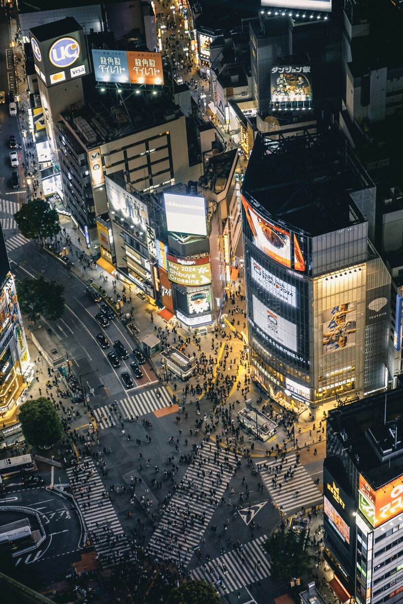 夜の渋谷スクランブル交差点を俯瞰する空撮