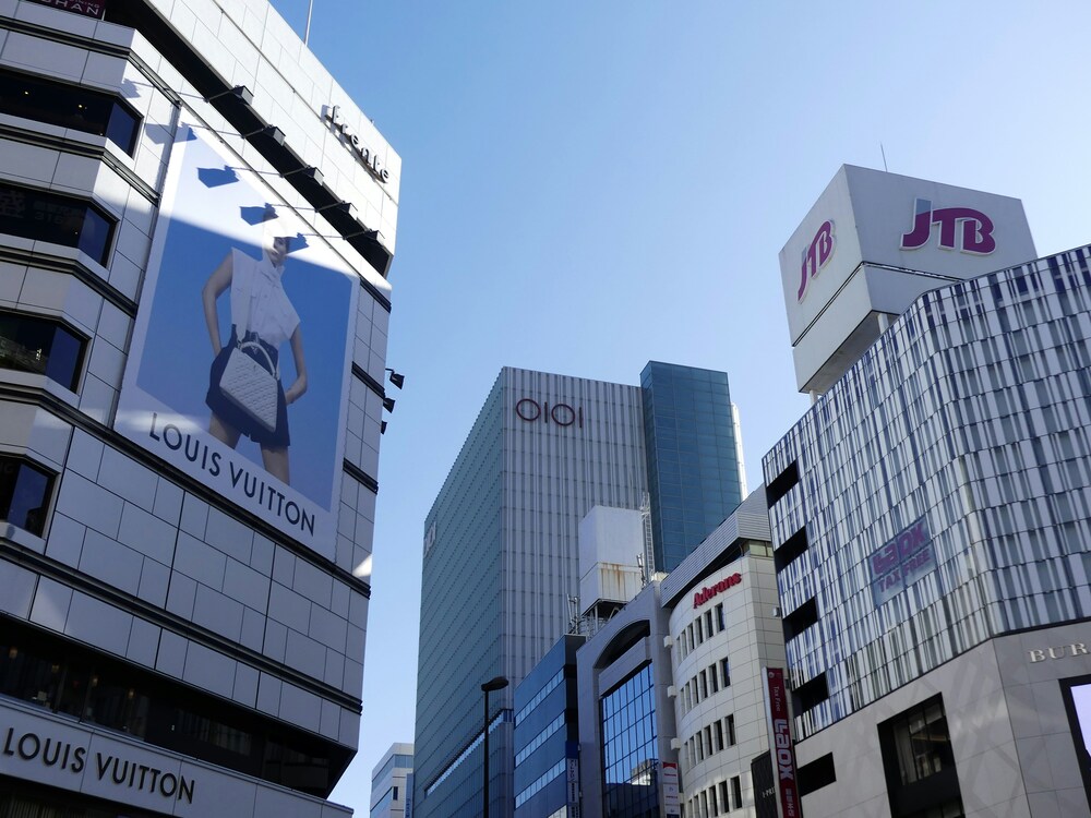 銀座のショッピングエリアと高層ビル群