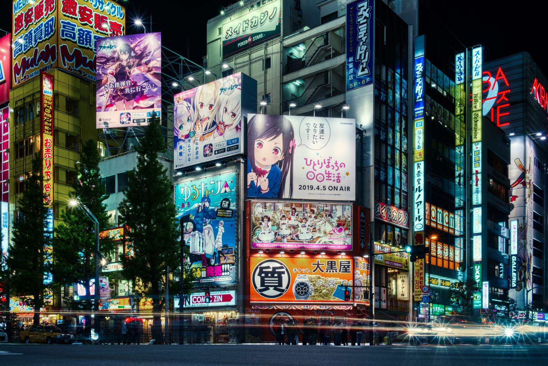 夜の秋葉原の色鮮やかなネオン看板